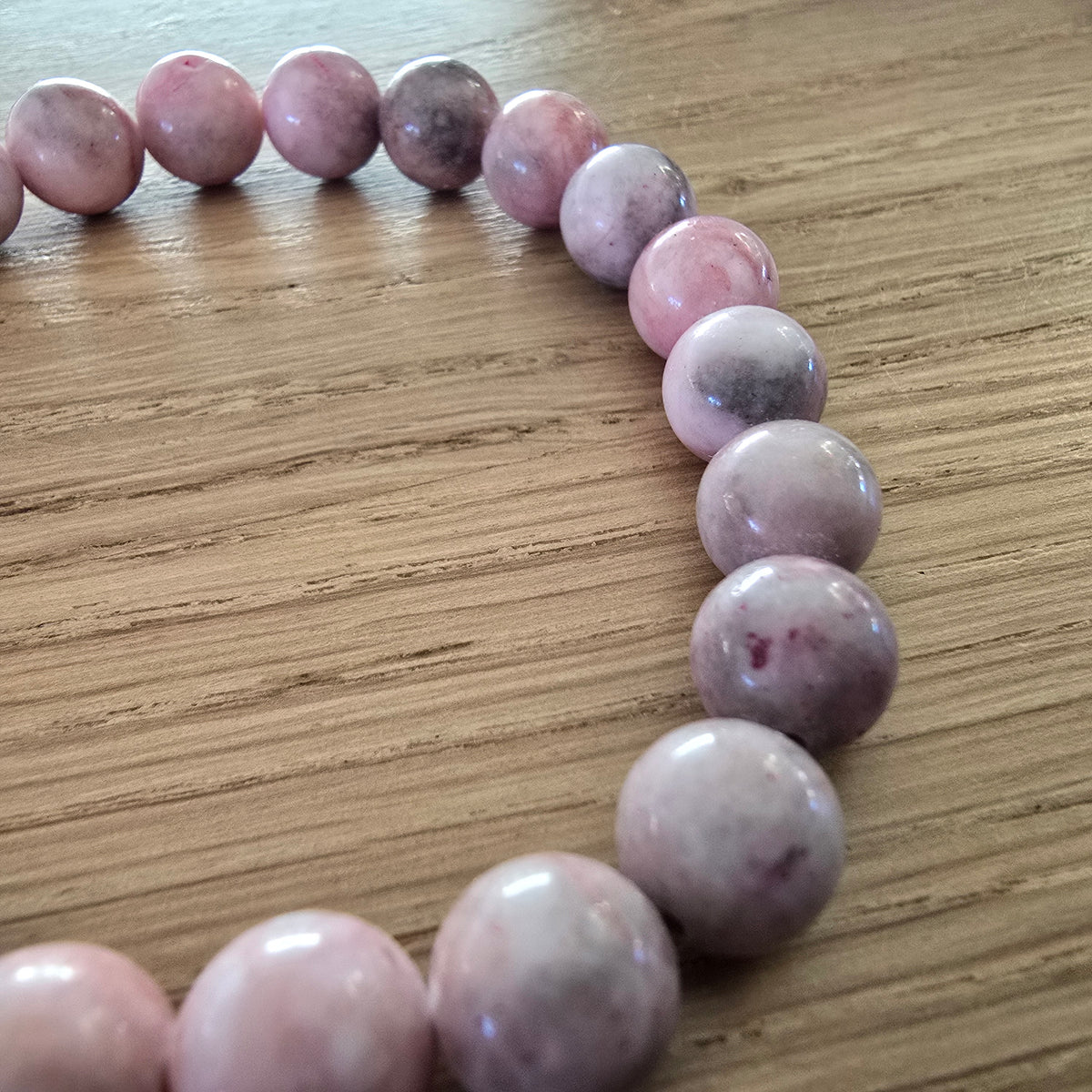 Detailfoto van roze jaspis armband