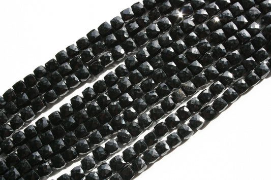 Zwarte spinel blokjes
