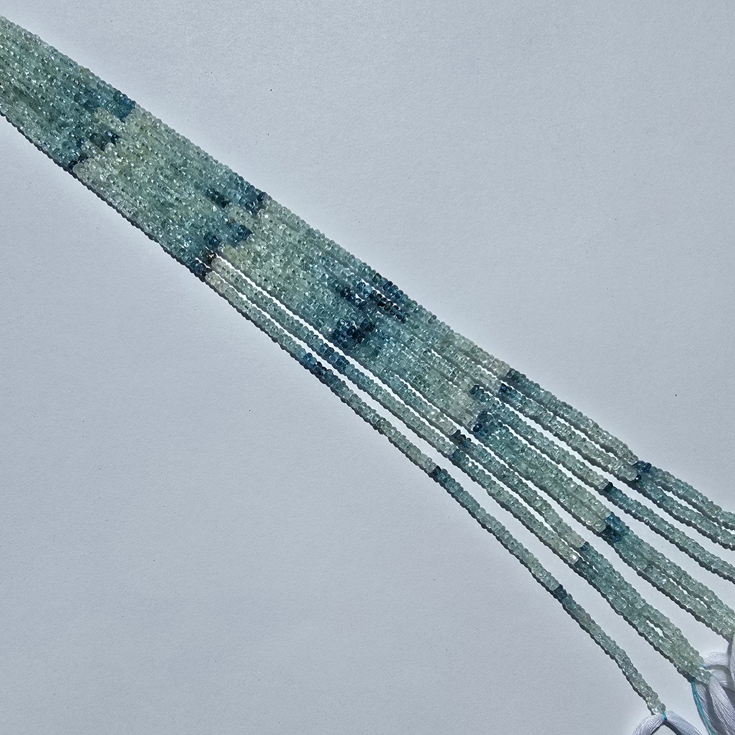 Aquamarijn facetgeslepen rondellen van ca. 4 mm met kleurverloop