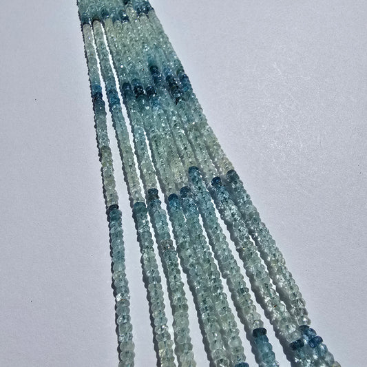 Aquamarijn kralenstreng van ongeveer 32 cm met zacht blauw kleurverloop