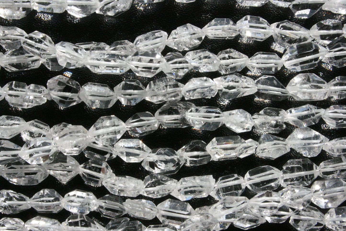 Close‑up van bergkristal kristalvorm kralen met heldere lichtreflectie