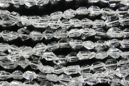 Close‑up van bergkristal kristalvorm kralen met heldere lichtreflectie