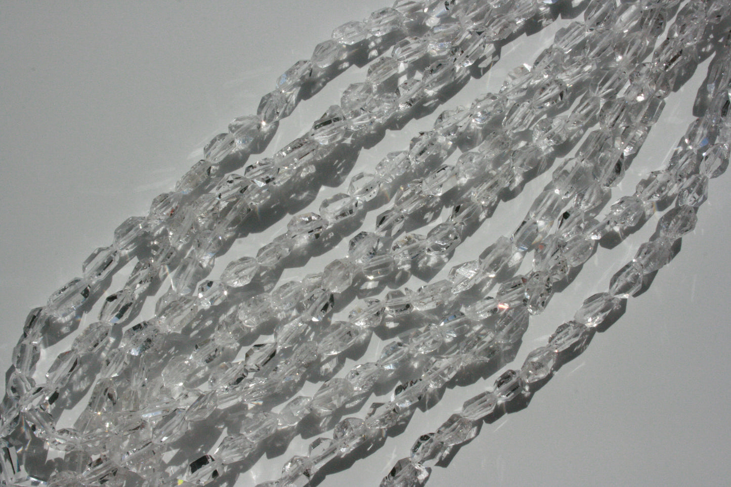 Bergkristal kralen in hoekige kristalvormen, ca. 6–10 mm