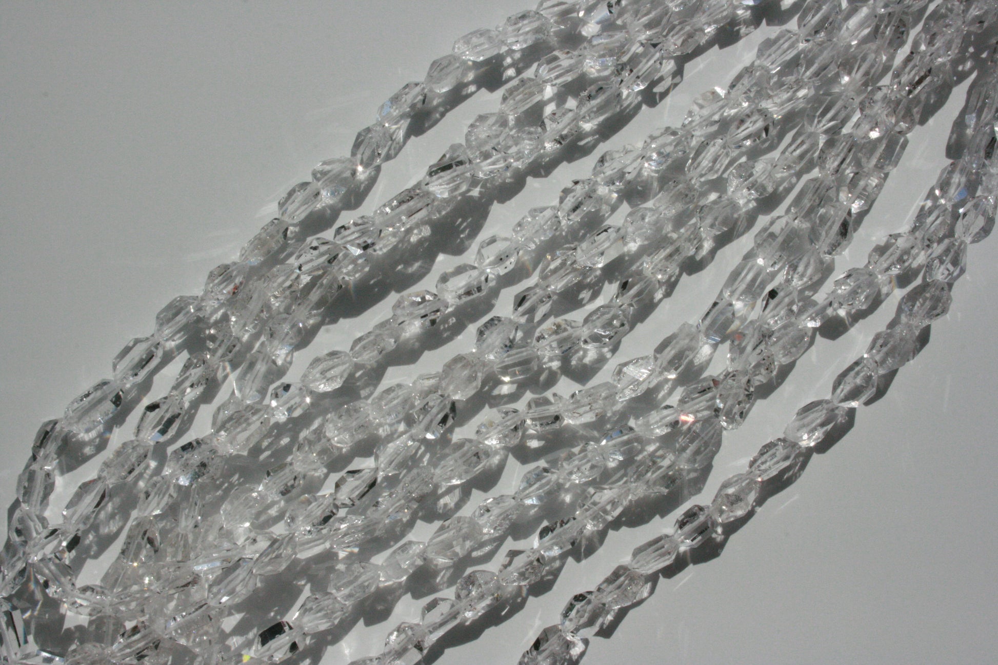 Bergkristal kralen in hoekige kristalvormen, ca. 6–10 mm