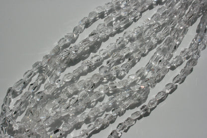 Bergkristal kralen in hoekige kristalvormen, ca. 6–10 mm