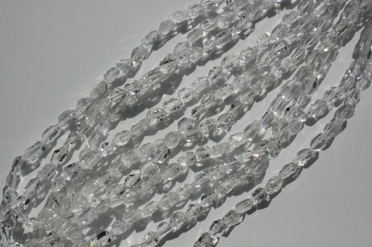 Bergkristal kralen in hoekige kristalvormen, ca. 6–10 mm