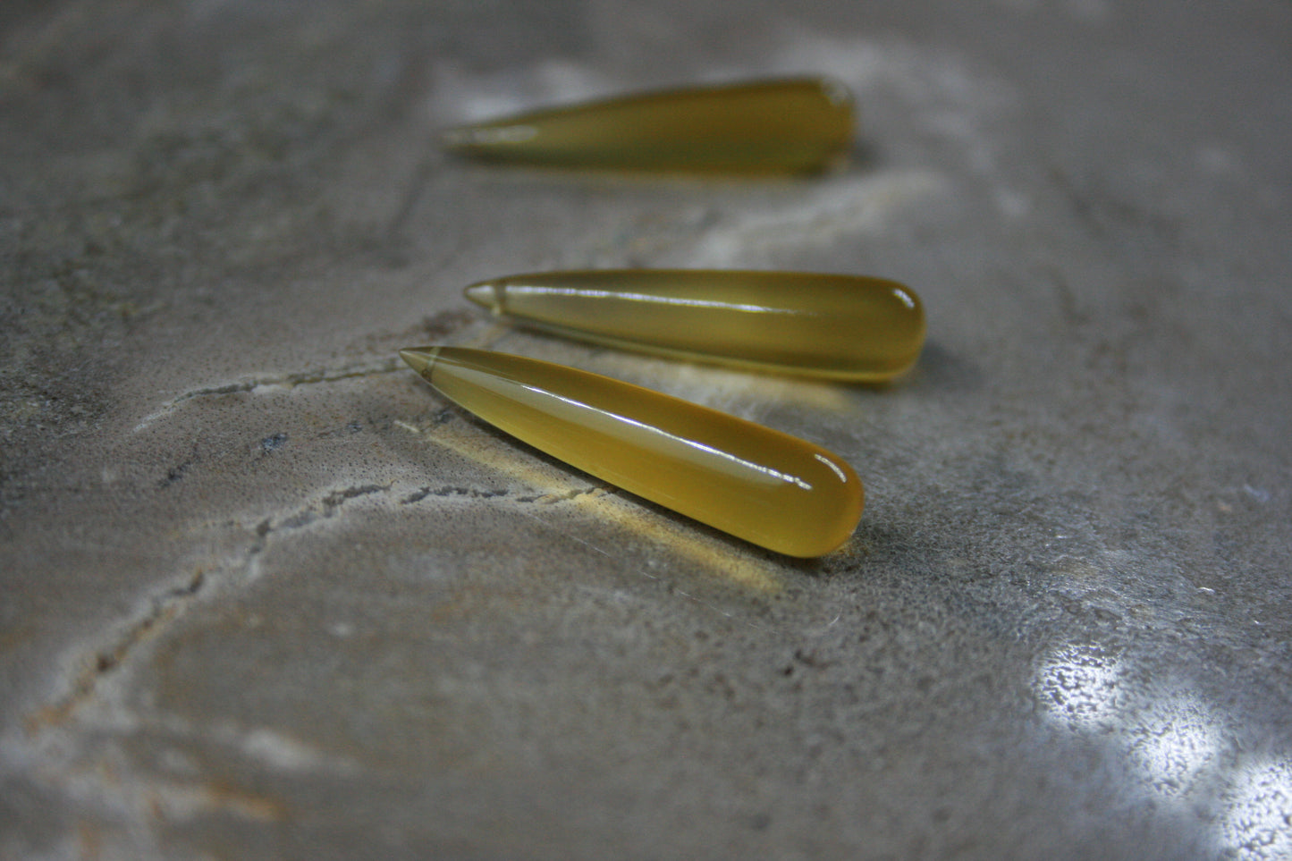 Gele chalcedoon long drops
