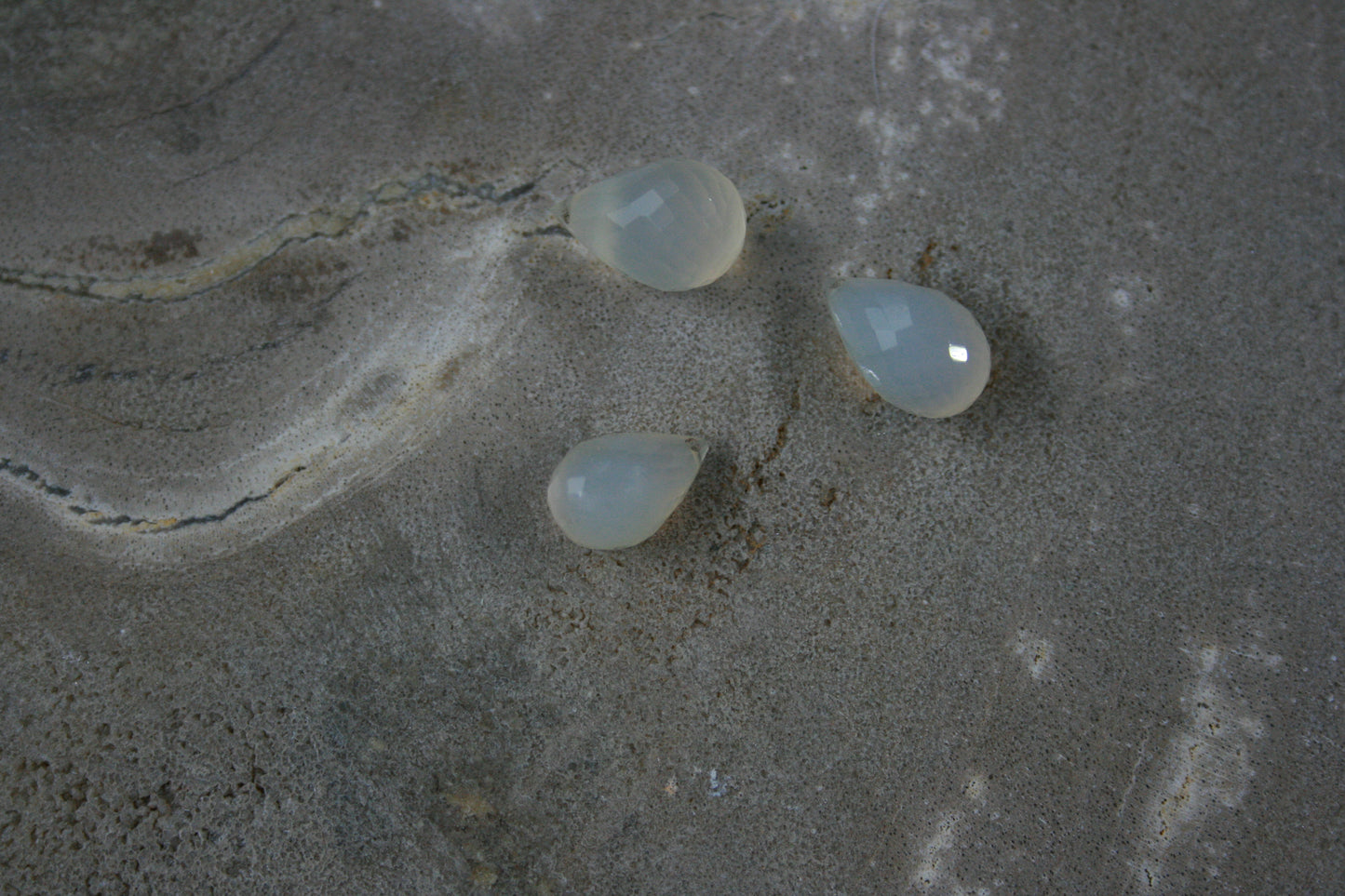 Chalcedoon facet drops
