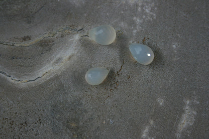 Chalcedoon facet drops