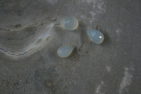 Chalcedoon facet drops