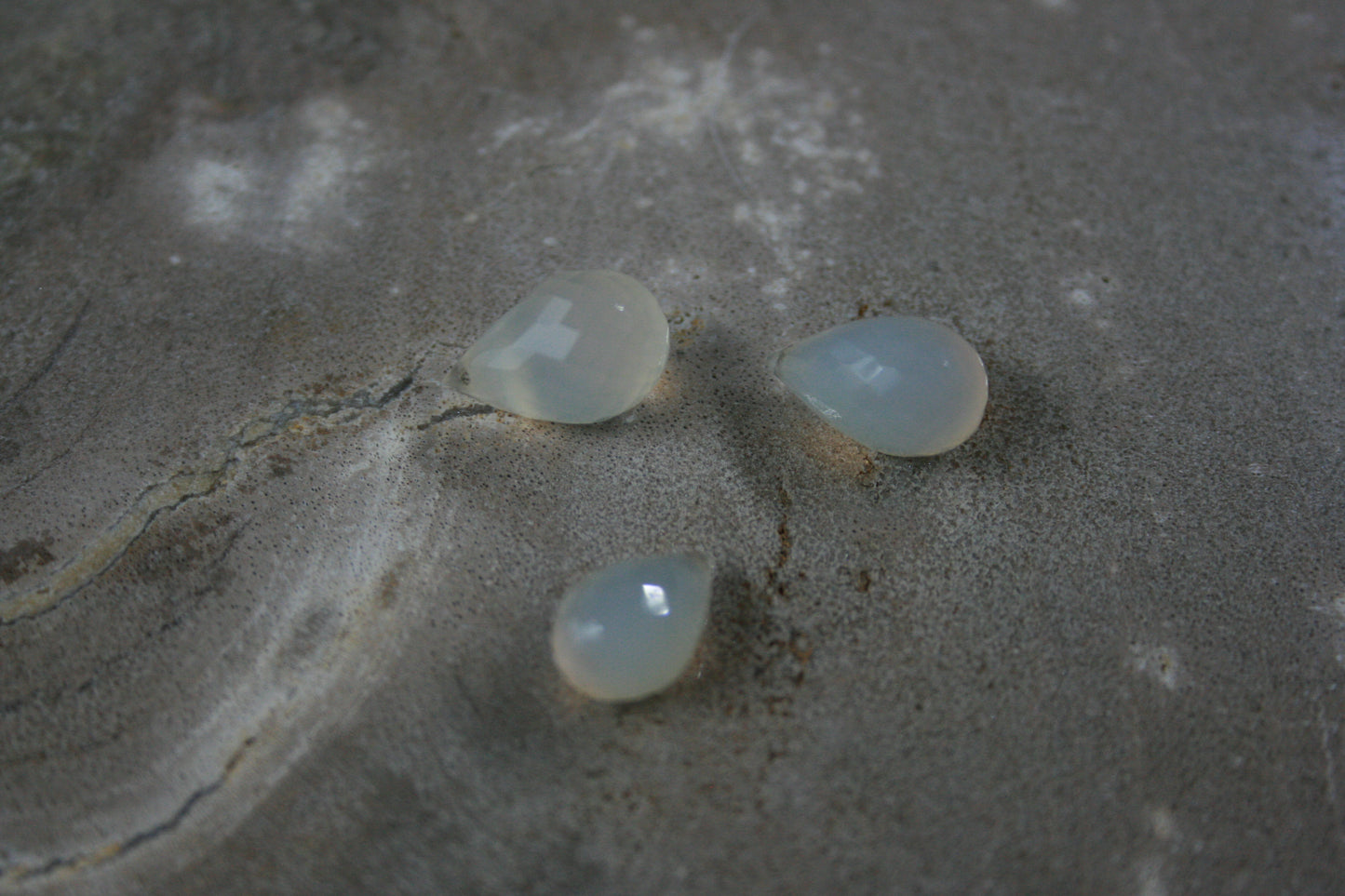 Chalcedoon facet drops