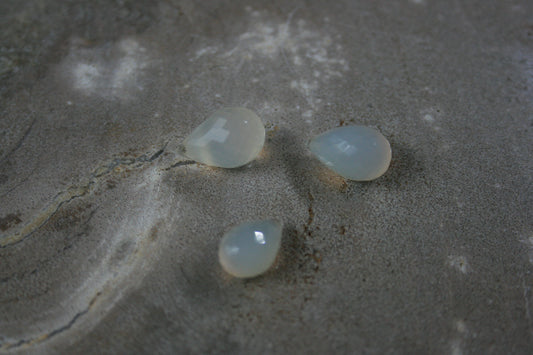 Chalcedoon facet drops