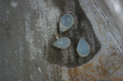 Chalcedoon facet drops