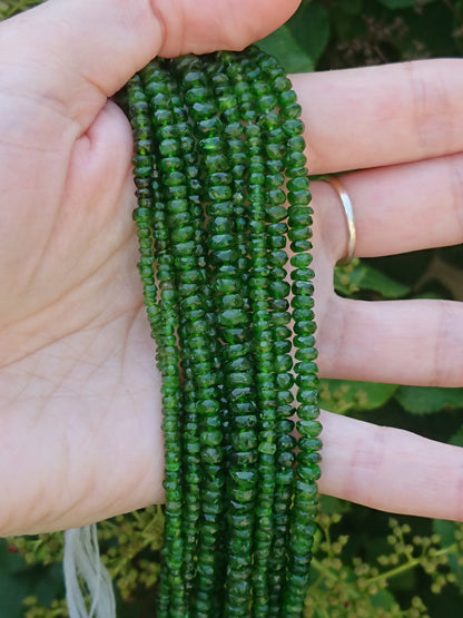 Chroomdiopside facet