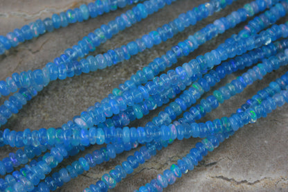 Detailfoto van handgeslepen opaal rondellen in Paraiba‑kleur