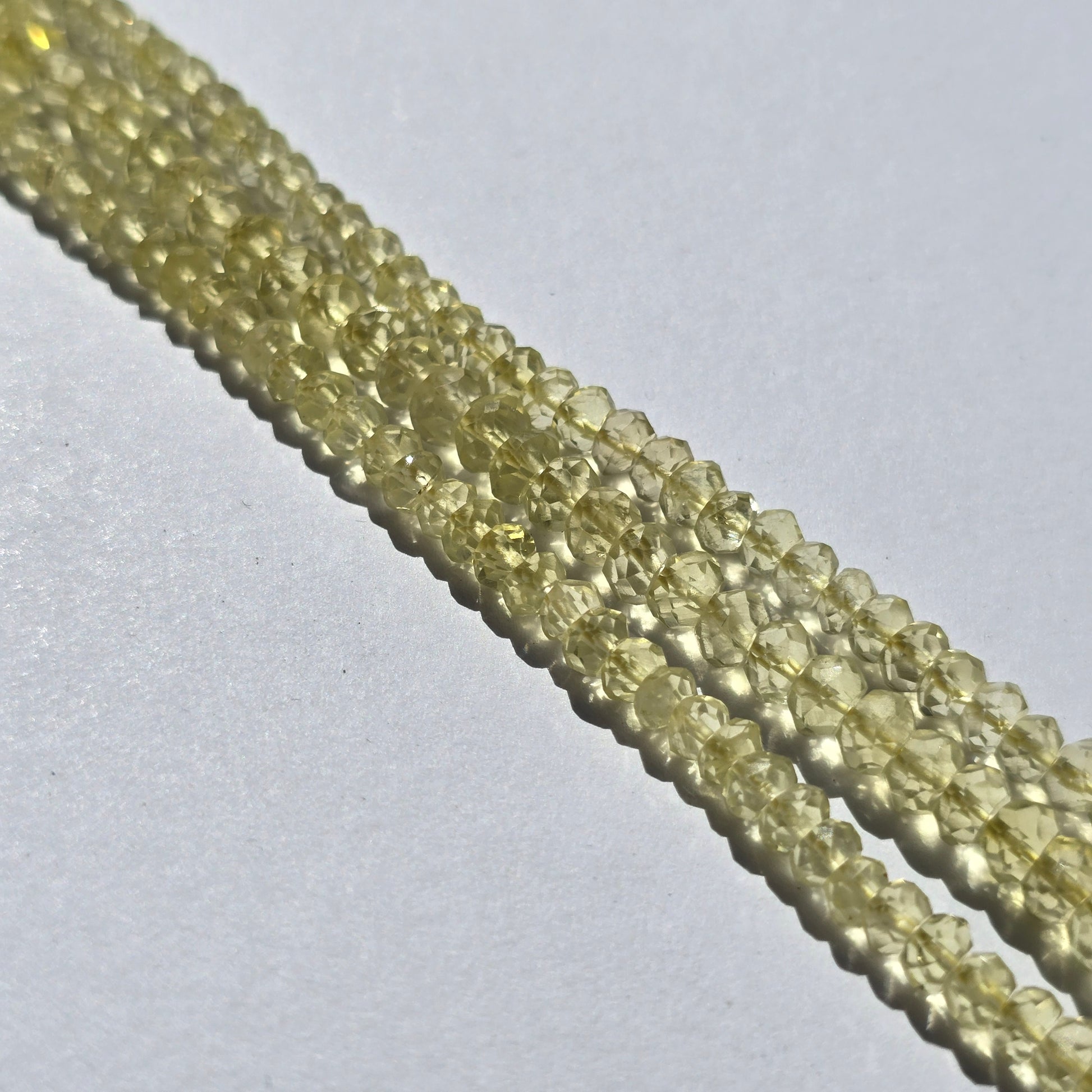Detailfoto van lemon kwarts rondellen met handgeslepen facetten