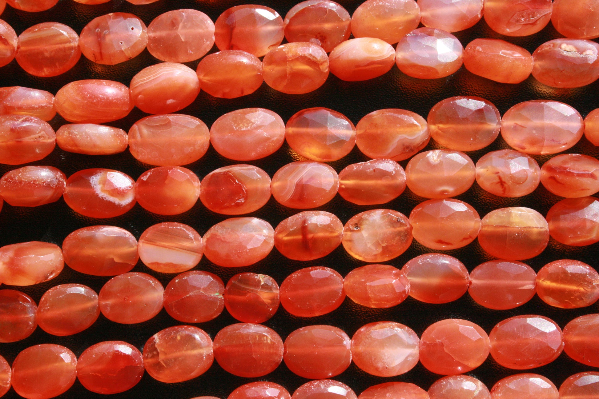 Handgeslepen carneool kralen uit Afrika – detail van facet en kleur