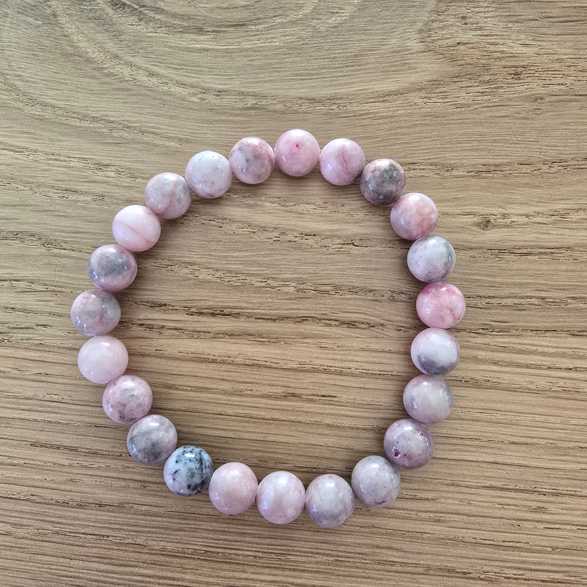 Foto van een enkele roze jaspis armband op elastiek