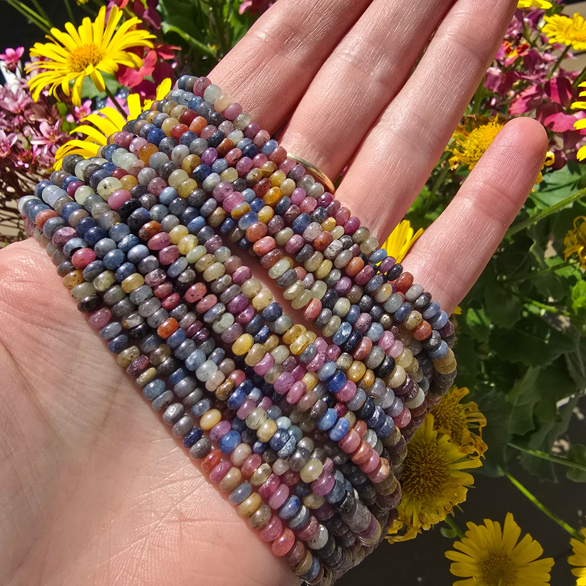 Edelsteen kralen saffier – natuurlijke kleuren en zachte afwerking