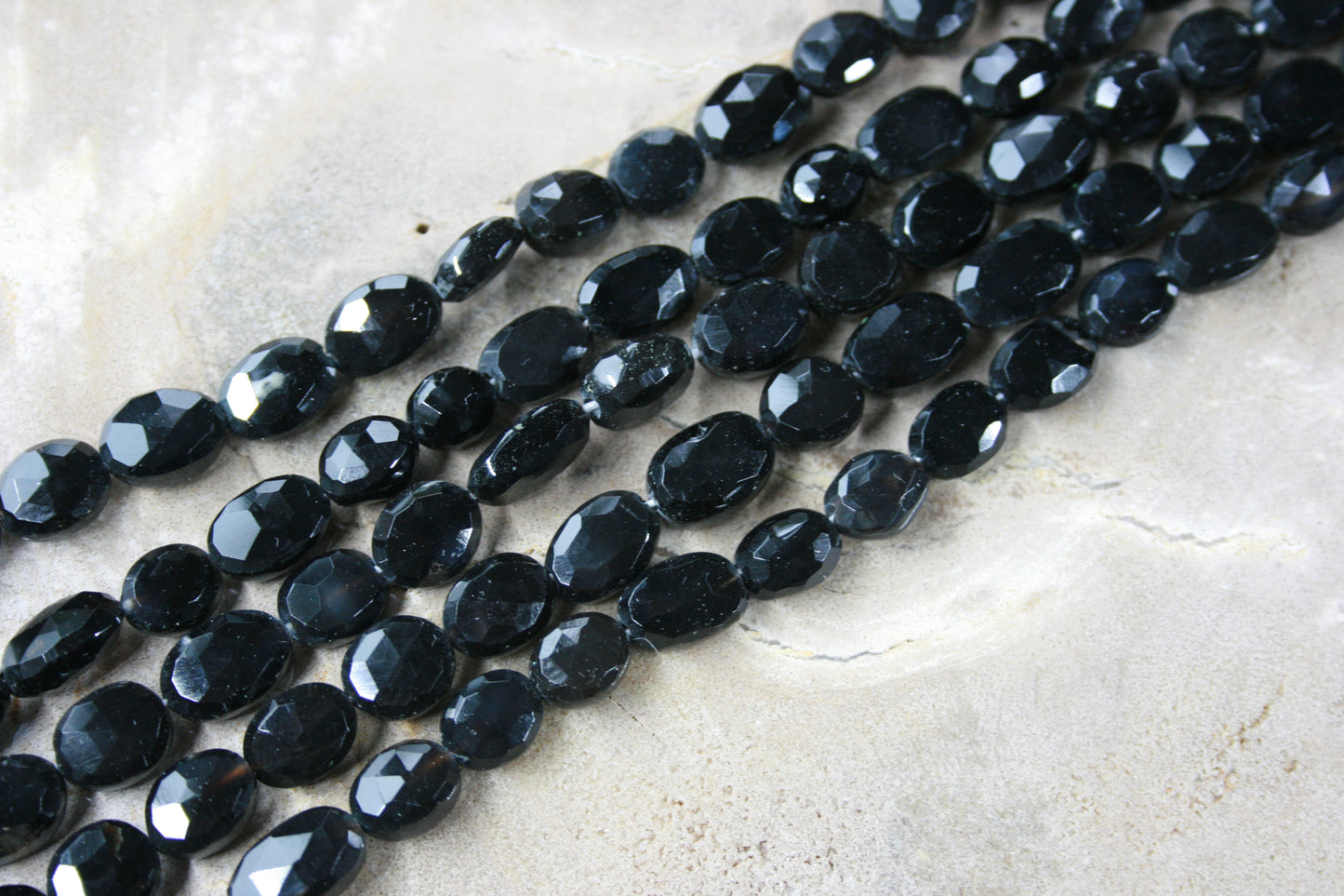 Zwarte spinel facet ovaal
