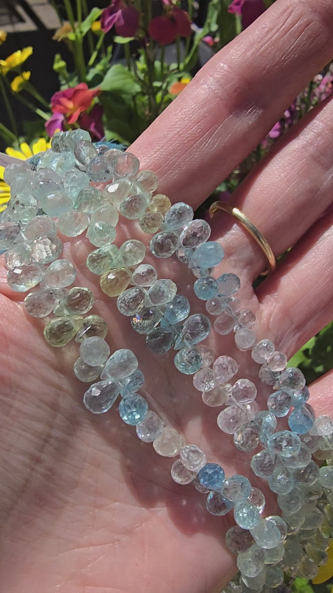 Video van facet geslepen beryl drops met natuurlijke variatie