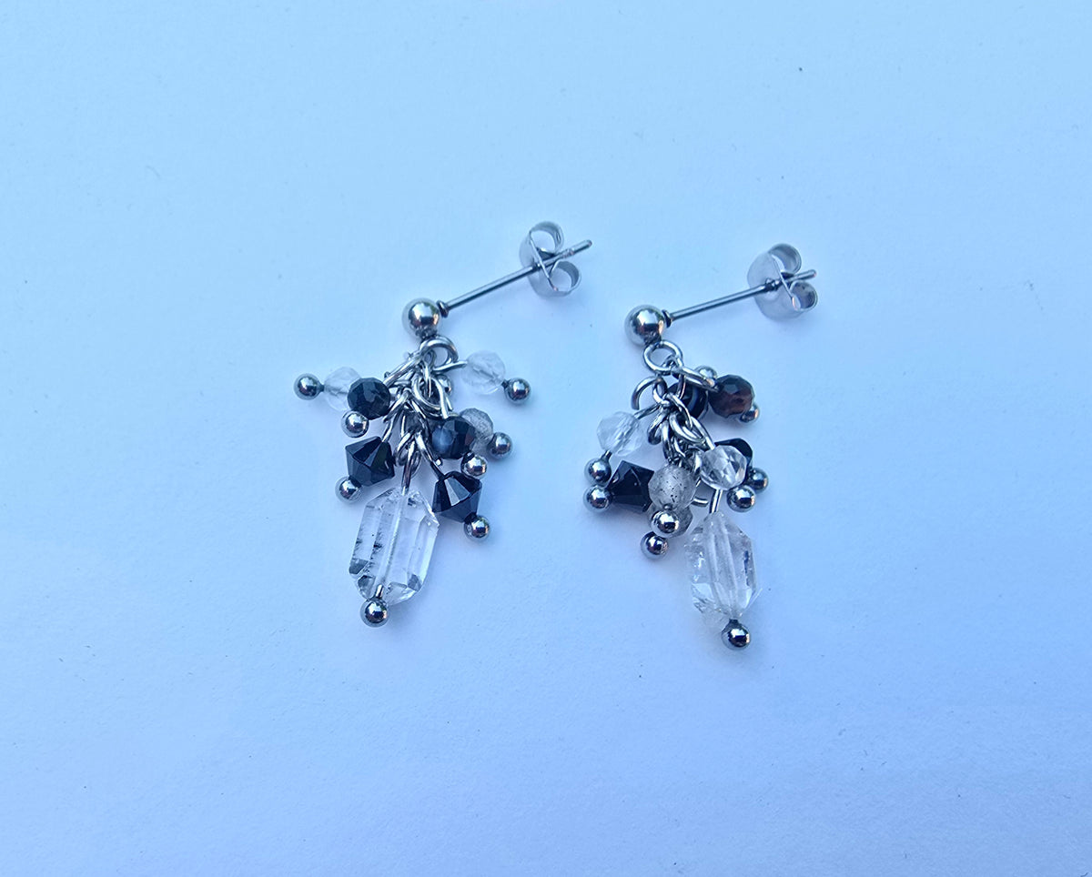 Eclipse Gem Studs -  Handgemaakte RVS Oorbellen met Labradoriet, Zwarte Spinel, Bergkristal & Bandagaat
