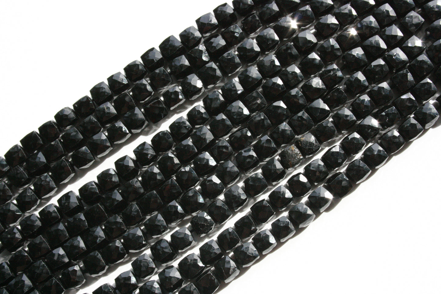 Zwarte spinel blokjes