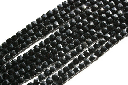 Zwarte spinel blokjes