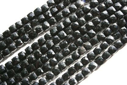 Zwarte spinel blokjes