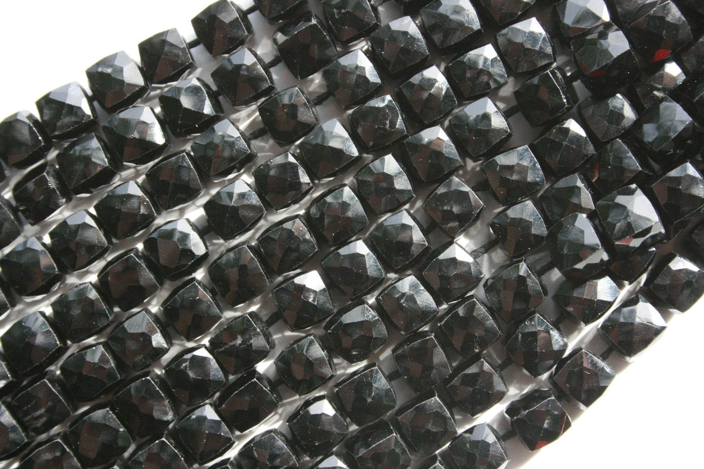 Zwarte spinel blokjes