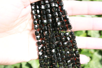 Zwarte spinel blokjes