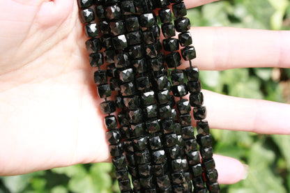 Zwarte spinel blokjes